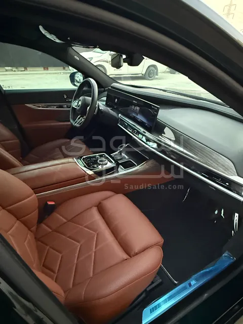 2025 بي ام دبليو الفئة السابعة 735 إل أي