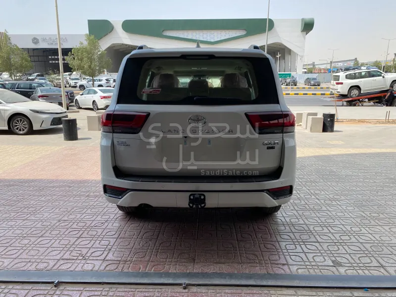2025 تويوتا لاند كروزر جي اكس ار2