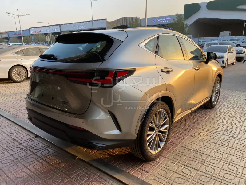 2025 لكزس إن إكس 350