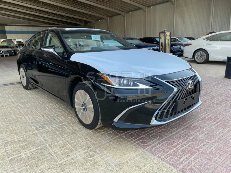2025 لكزس إي إس 250