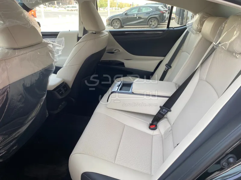 2025 لكزس إي إس 250