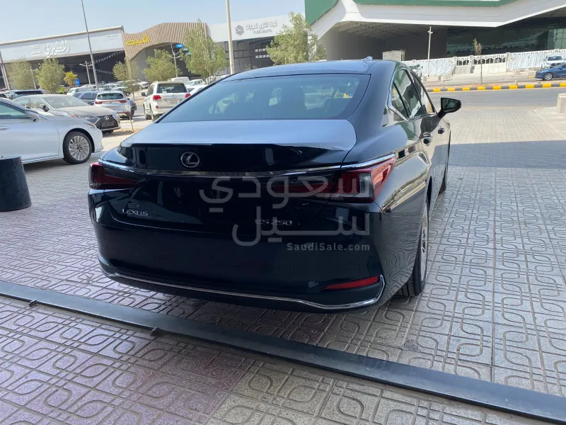 2025 لكزس إي إس 250