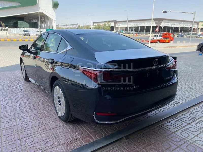 2025 لكزس إي إس 250