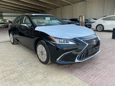 2025 لكزس إي إس 250