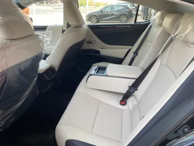 2025 لكزس إي إس 250