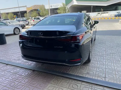 2025 لكزس إي إس 250