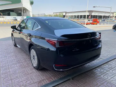 2025 لكزس إي إس 250