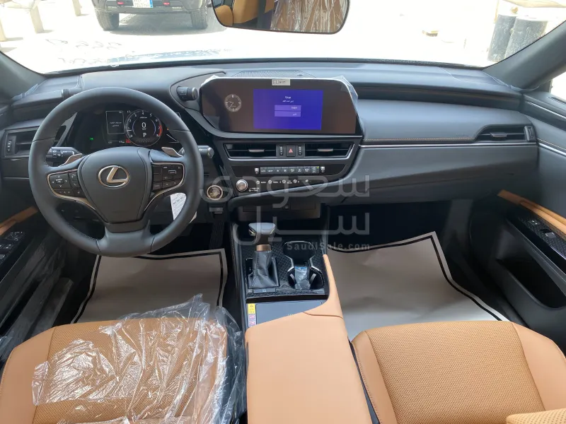 2025 لكزس إي إس 250