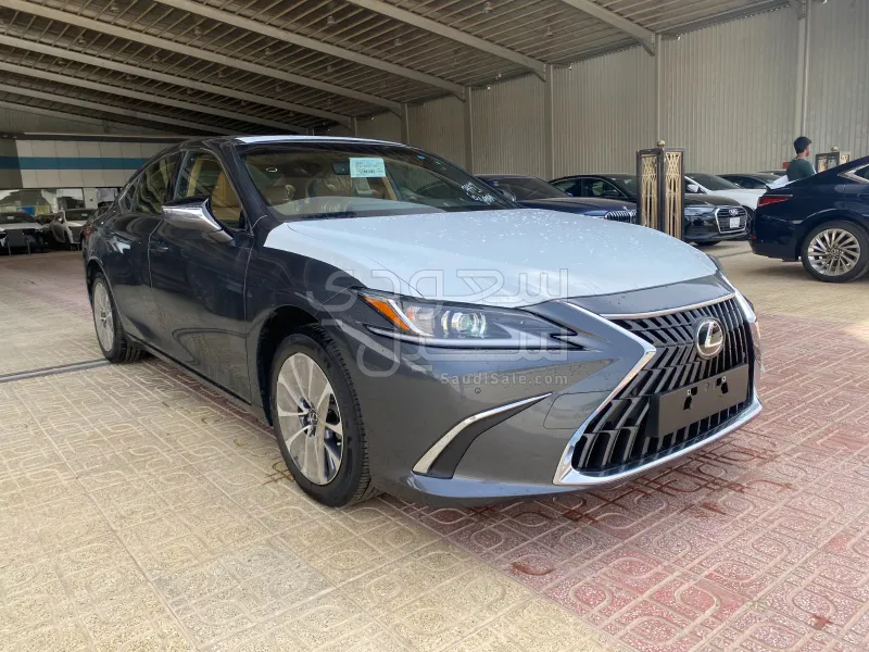 2025 لكزس إي إس 250