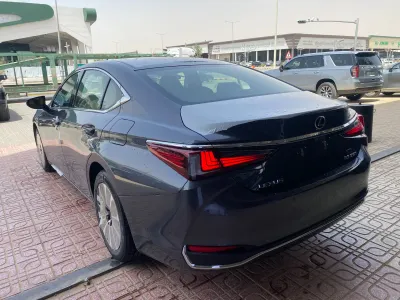 2025 لكزس إي إس 250