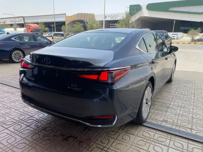 2025 لكزس إي إس 250