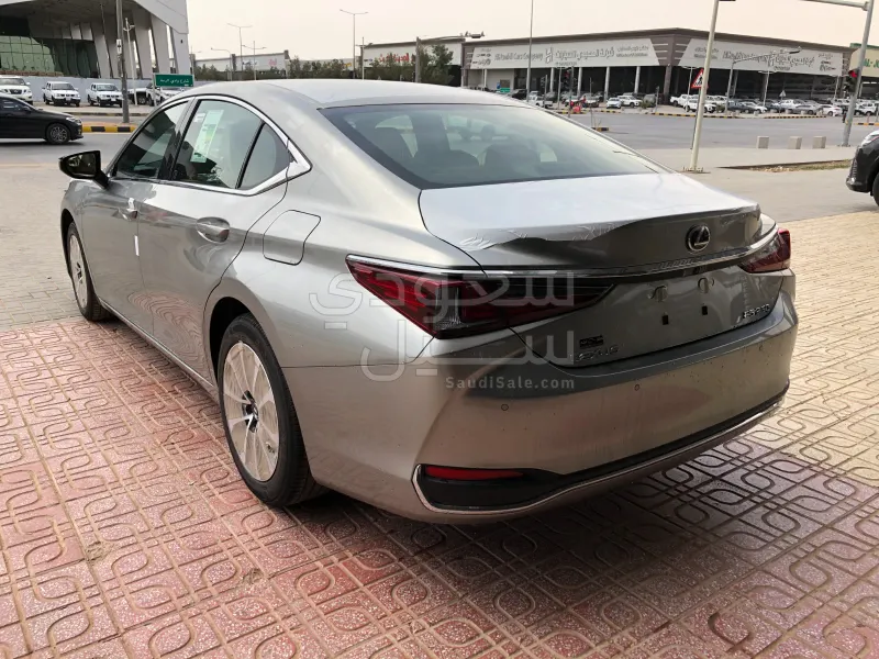 2025 لكزس إي إس 250