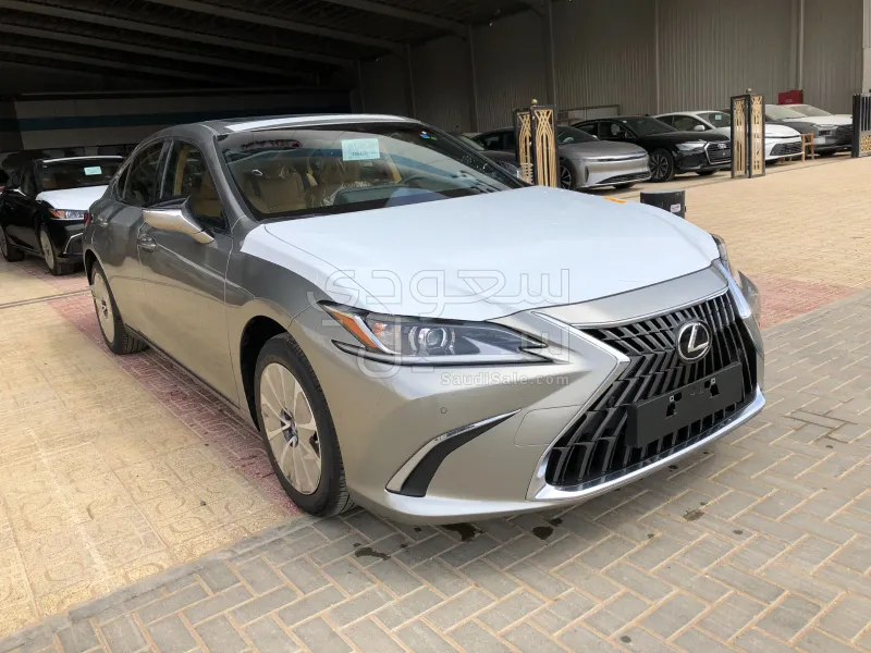 2025 لكزس إي إس 250