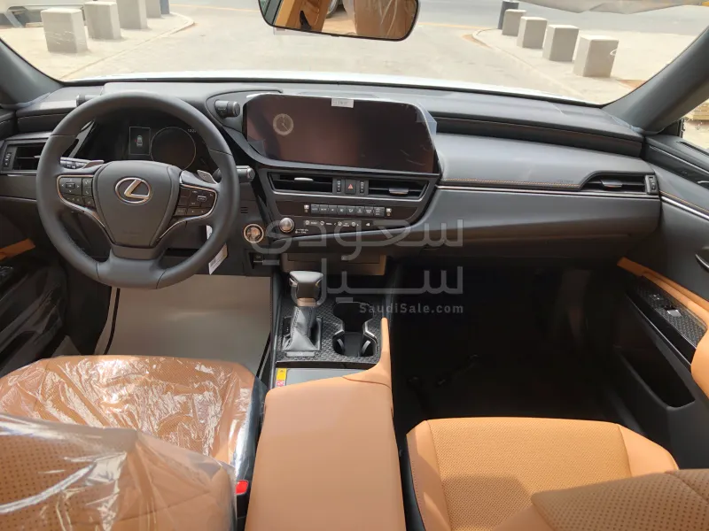 2025 لكزس إي إس 250