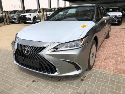 2025 لكزس إي إس 250