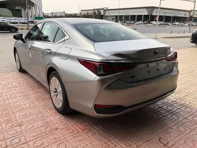 2025 لكزس إي إس 250