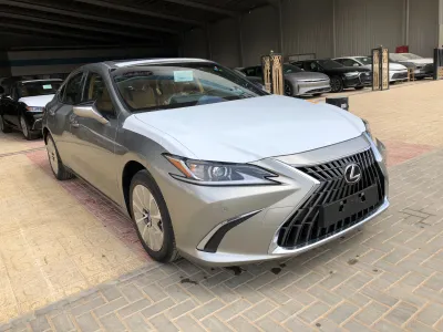 2025 لكزس إي إس 250