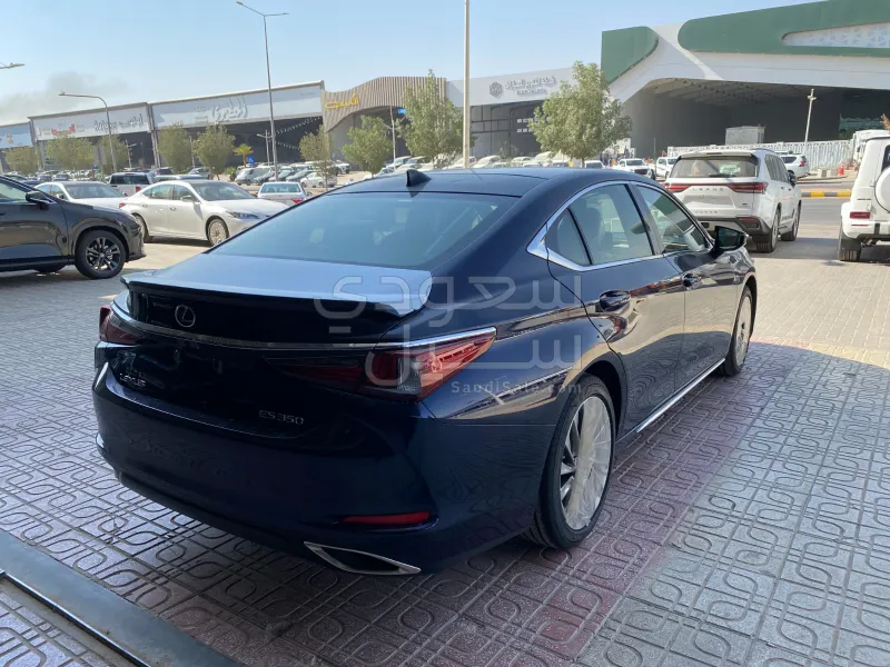 2025 لكزس إي إس 350