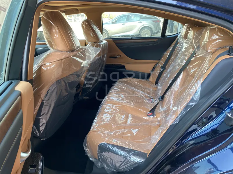 2025 لكزس إي إس 350