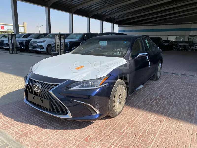 2025 لكزس إي إس 350