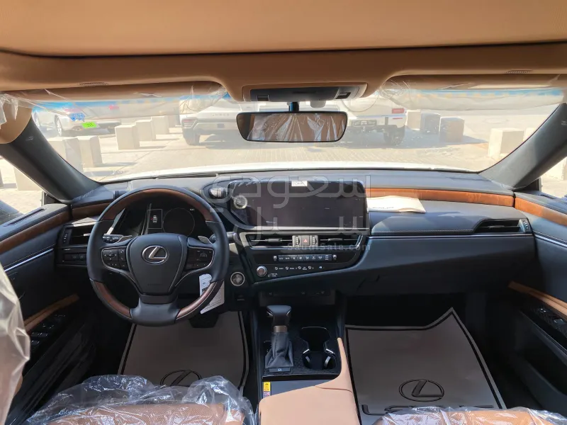 2025 لكزس إي إس 350