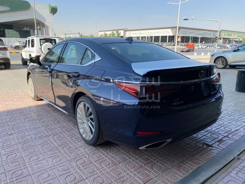 2025 لكزس إي إس 350