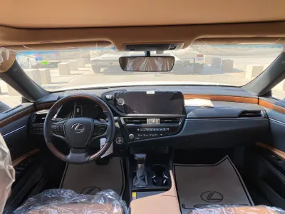 2025 لكزس إي إس 350