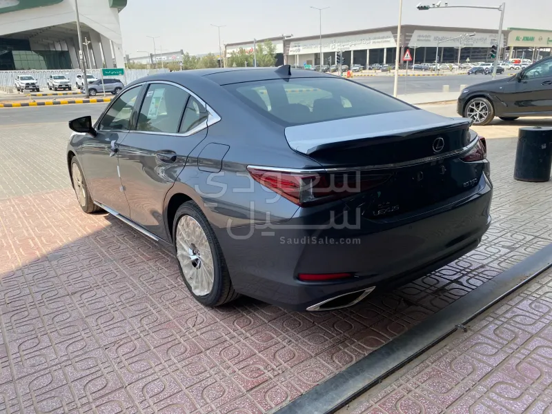 2025 لكزس إي إس 350
