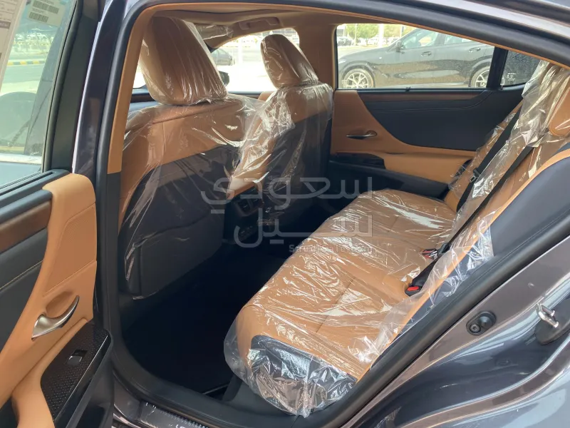 2025 لكزس إي إس 350