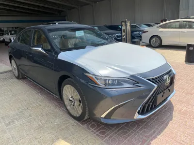 2025 لكزس إي إس 350