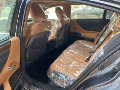 2025 لكزس إي إس 350