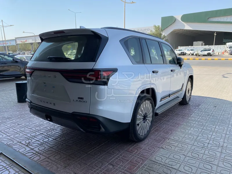 2025 لكزس إل إكس 570 بلاك اديشن