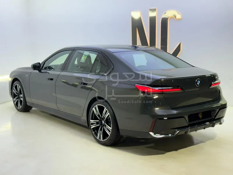 2026 بي ام دبليو الفئة السابعة 735أي