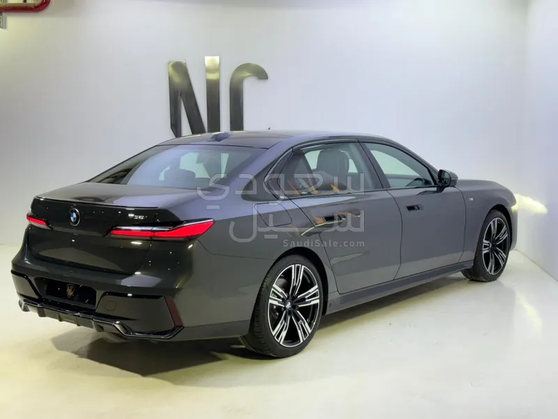 2026 بي ام دبليو الفئة السابعة 735أي