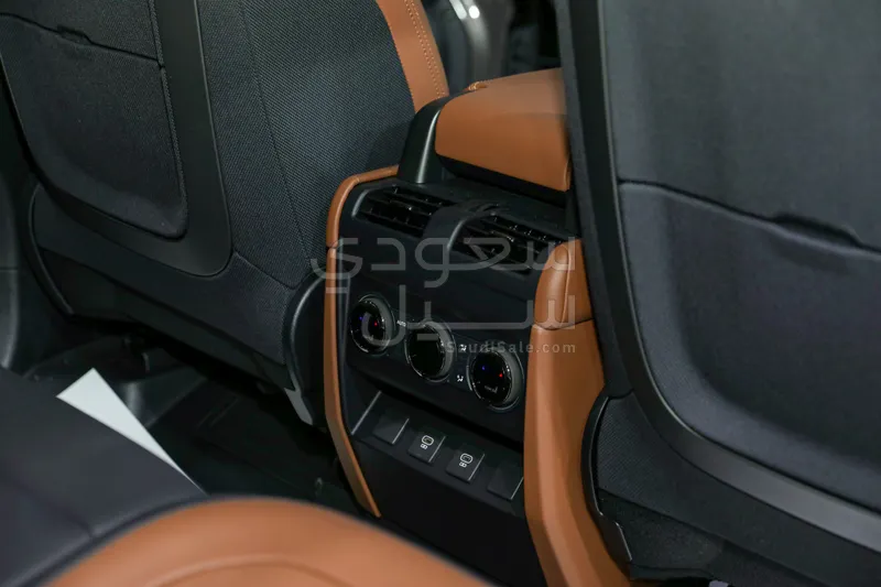 2025 لاند روفر ديفيندر اوكتا