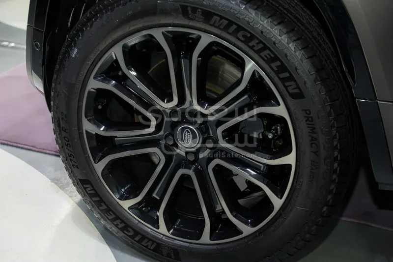 2025 لاند روفر ديفيندر اوكتا