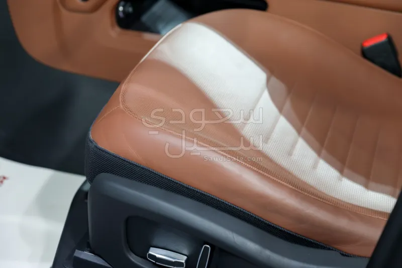 2025 لاند روفر ديفيندر اوكتا