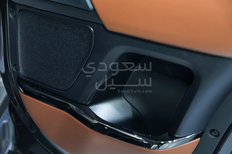 2025 لاند روفر ديفيندر اوكتا