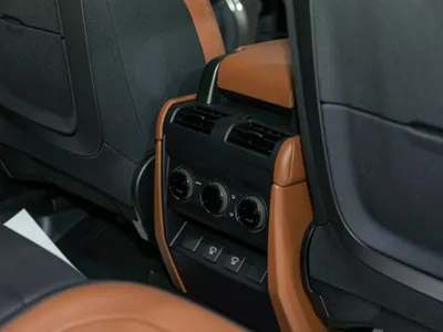 2025 لاند روفر ديفيندر اوكتا