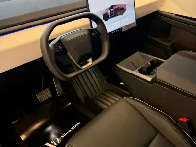 2025 تيسلا سايبر تراك