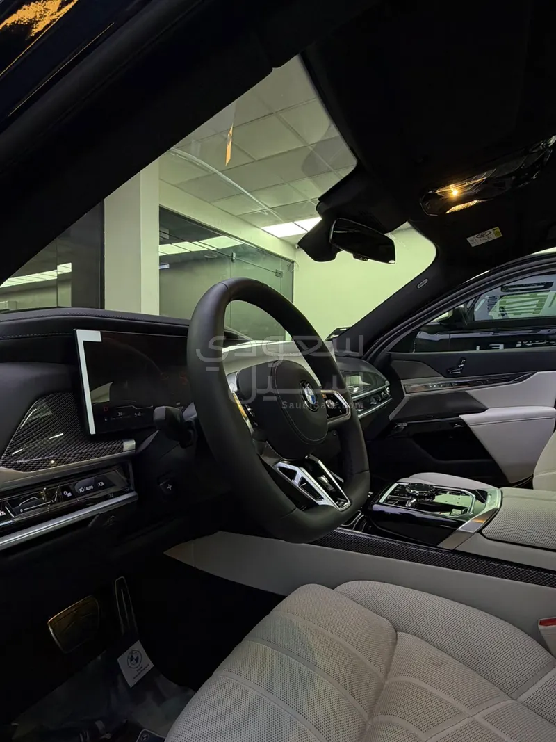 2026 بي ام دبليو الفئة السابعة 735أي