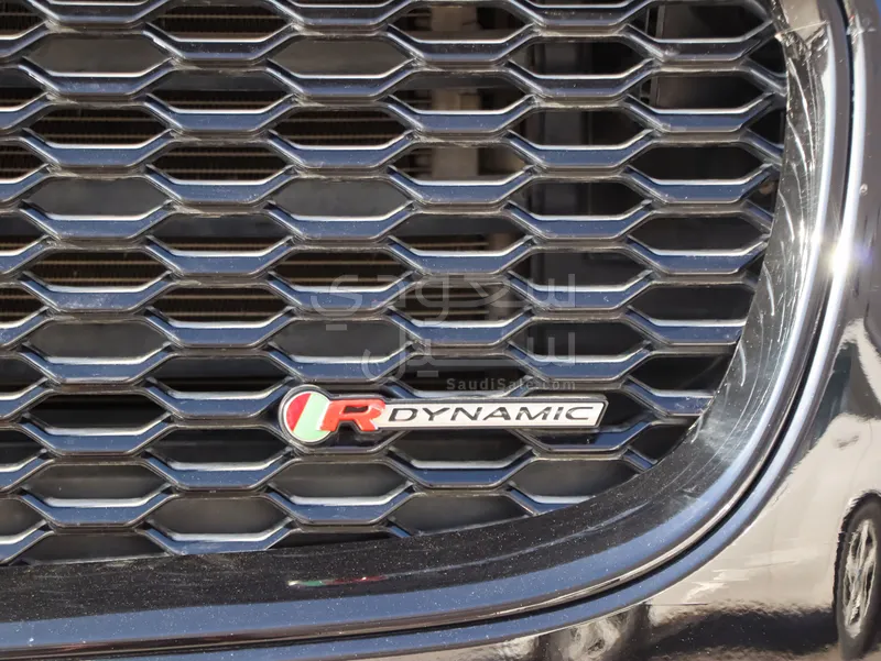 2018 جاكوار اي-بيس