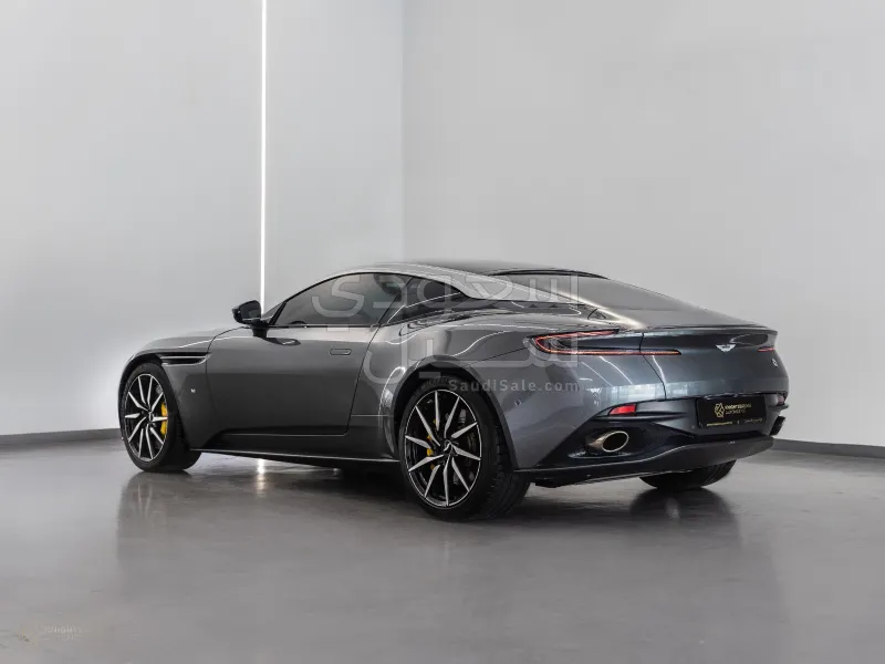 2017 استون مارتن دي بي 11