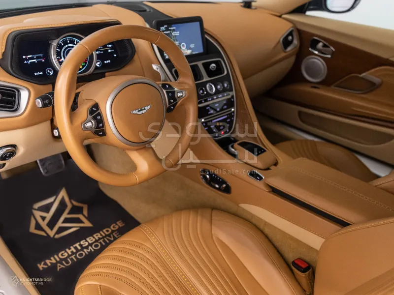 2017 استون مارتن دي بي 11