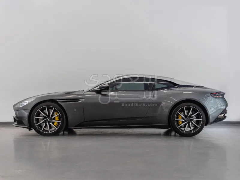 2017 استون مارتن دي بي 11