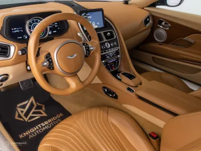 2017 استون مارتن دي بي 11