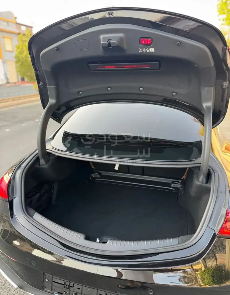 2025 مرسيدس - بنز سي إل إي 200