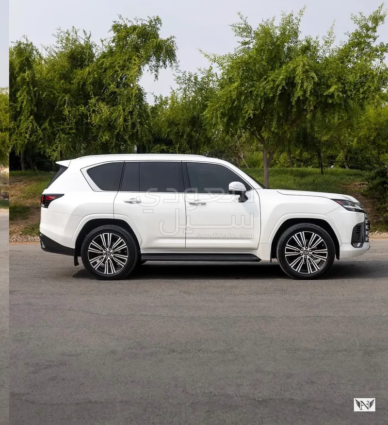 2023 لكزس إل إكس 600