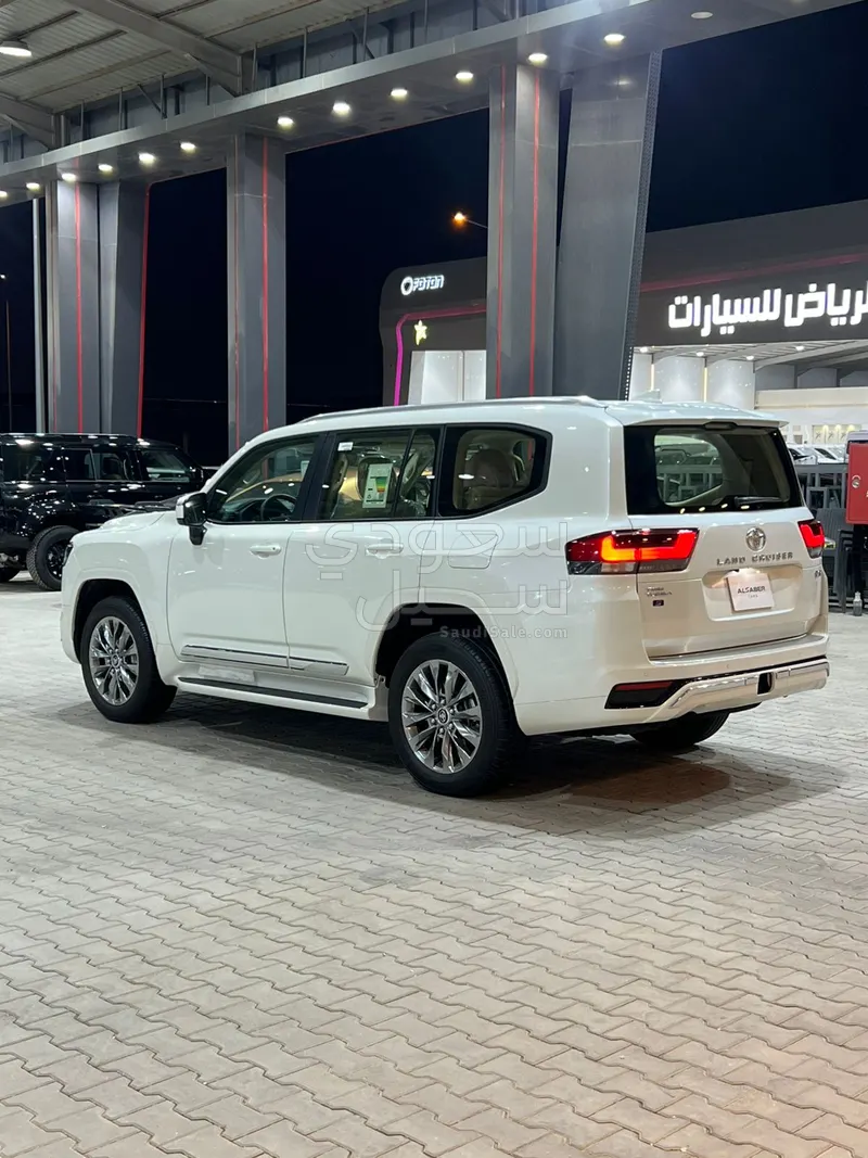 2025 تويوتا لاند كروزر جي اكس ار 3