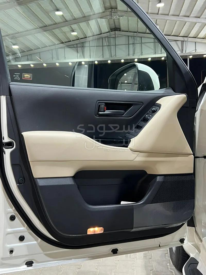 2025 تويوتا لاند كروزر جي اكس ار 3